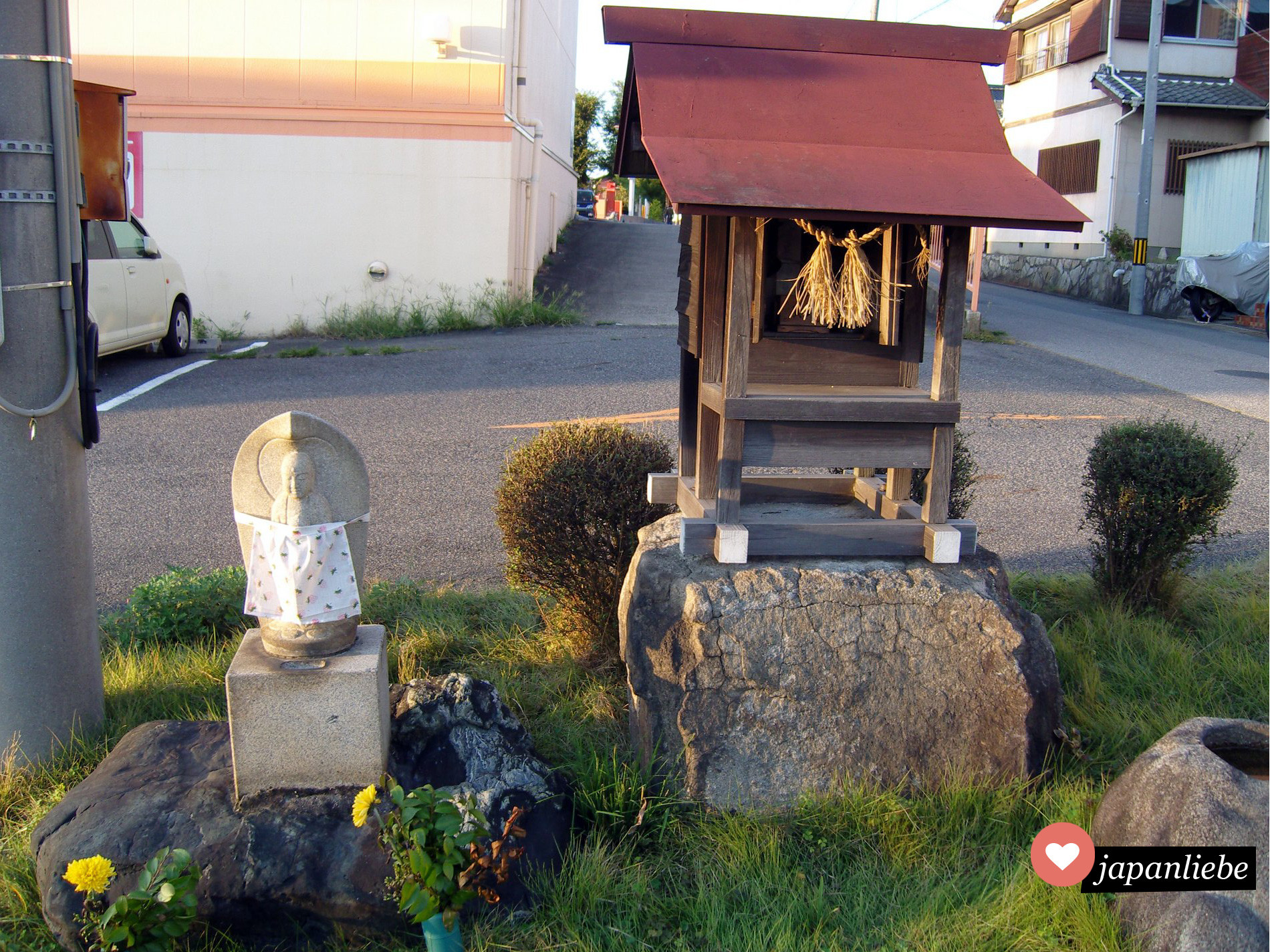 Kleine Schreine an Straßenrändern, die zu keinem größeren Schrein gehören, nennt man auf Japanisch hokora 祠.