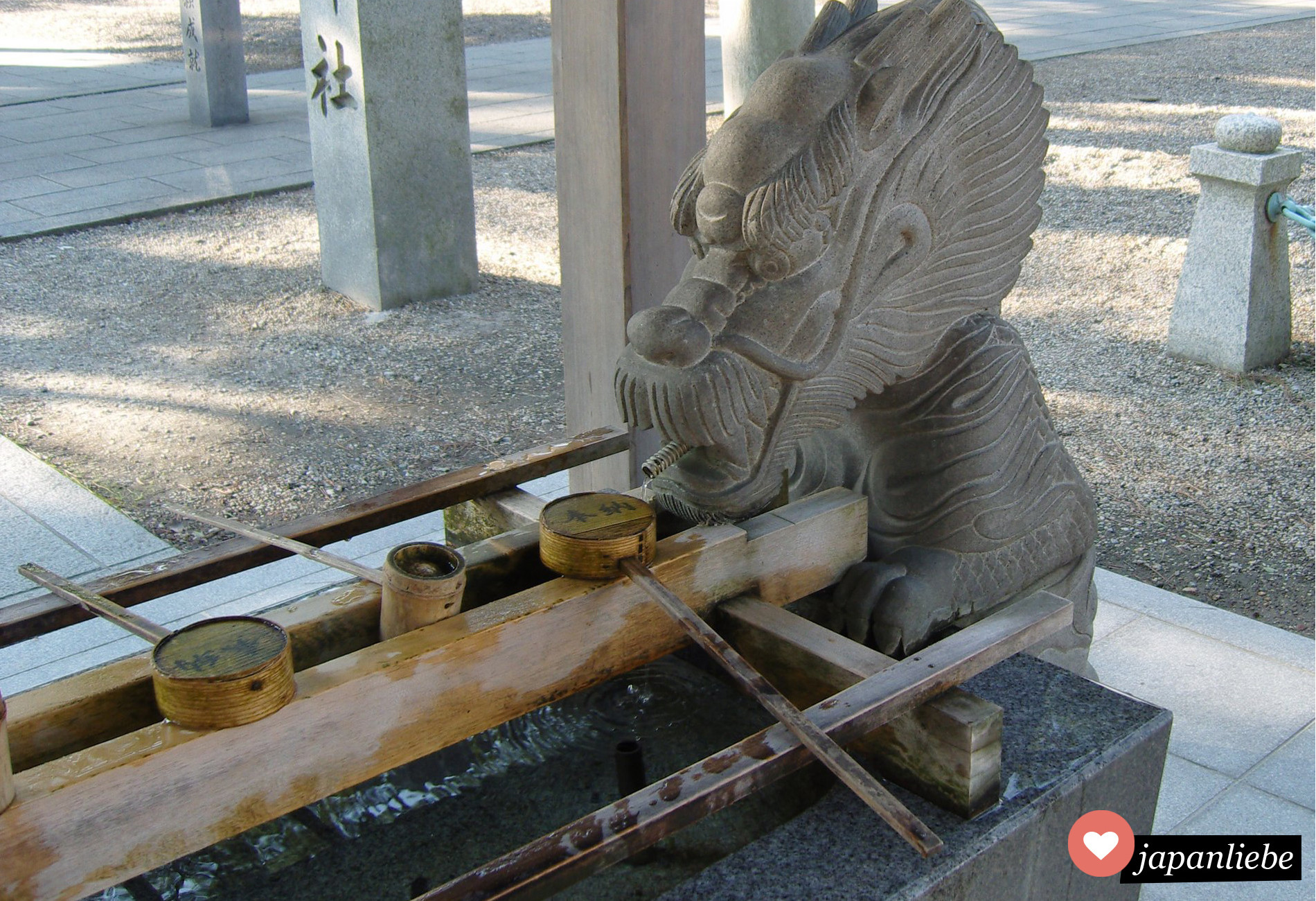 Am Tatsuki-Schrein in Okazaki speist ein steinerner Drache das Wasser in den temizuya-Brunnen.