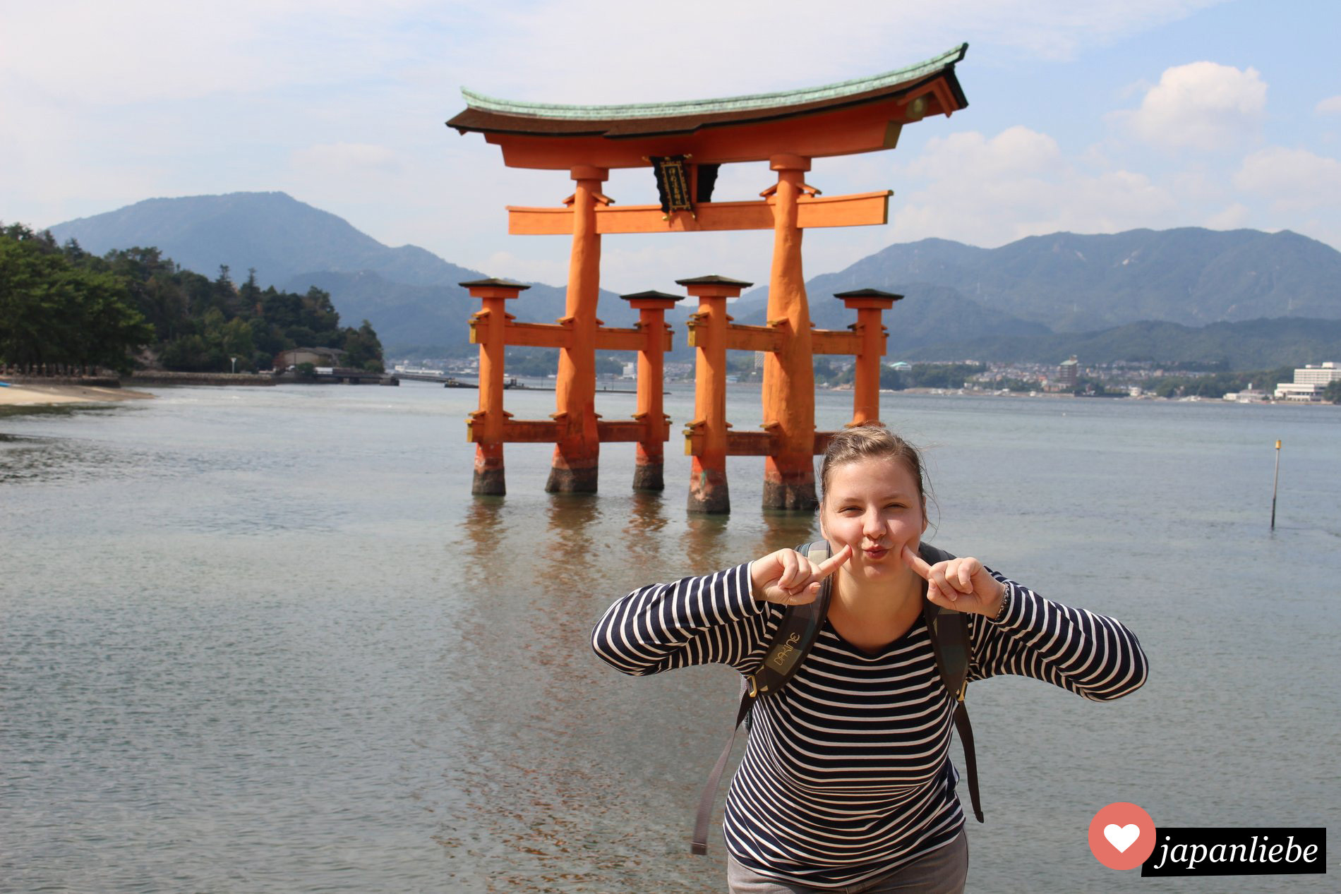 Ich vor dem torii des Itsukushima-Schreins auf der Insel Miyajima.
