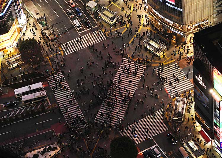 Von der Aussichtsplattform "Shibuya Sky" des "Shibuya Square Scramble" Hochhauses lassen sich Bilder von der Kreuzung aus schwindelerregender Höhe machen. (Foto: Shibuya Scramble Square)
