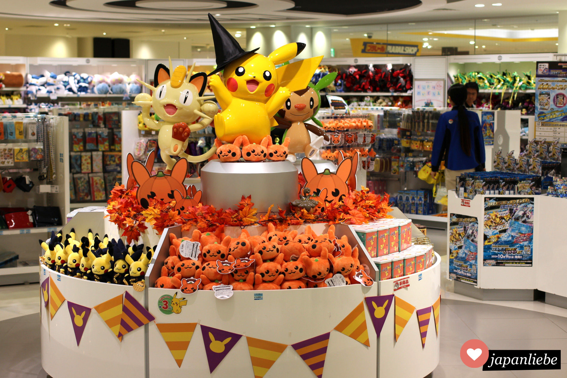 r Osaka kurz vor Halloween: Kürbis Pikachus