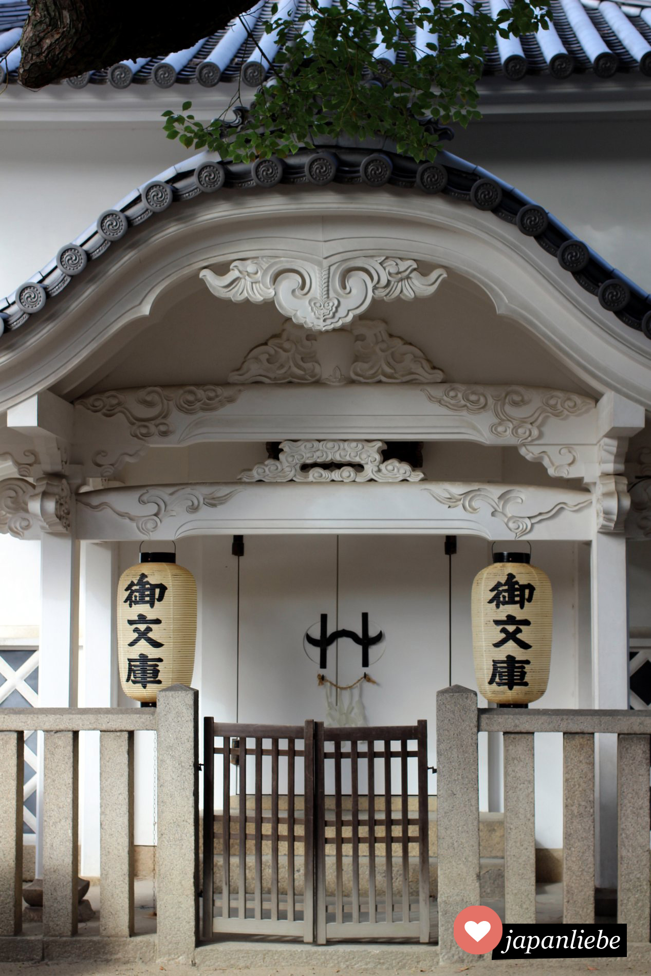 Osakas größter Bücherspeicher am Sumiyoshi Taisha Schrein