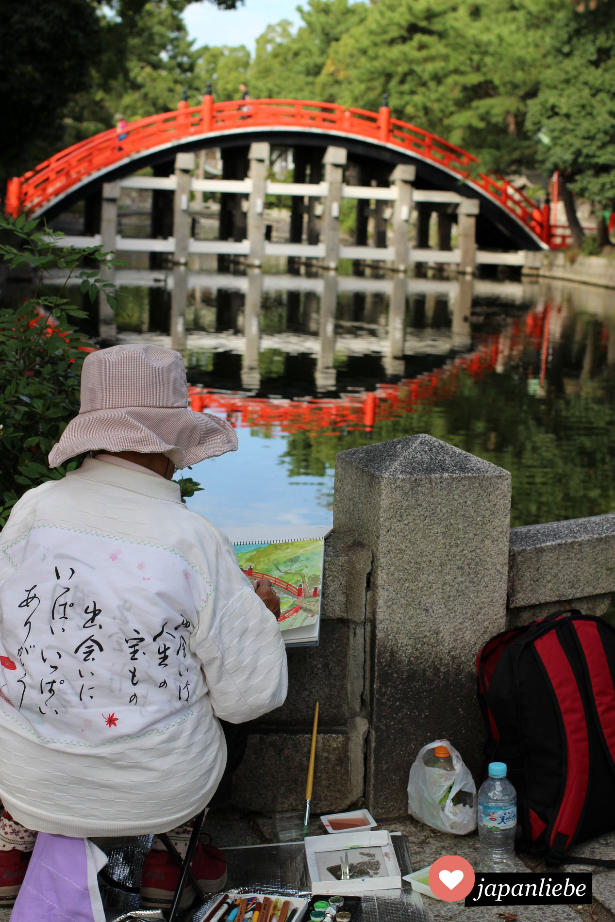 Eine Malerin zeichnet die Trommelbrücke des Sumiyoshi Taisha Schreins in Osaka, Japan
