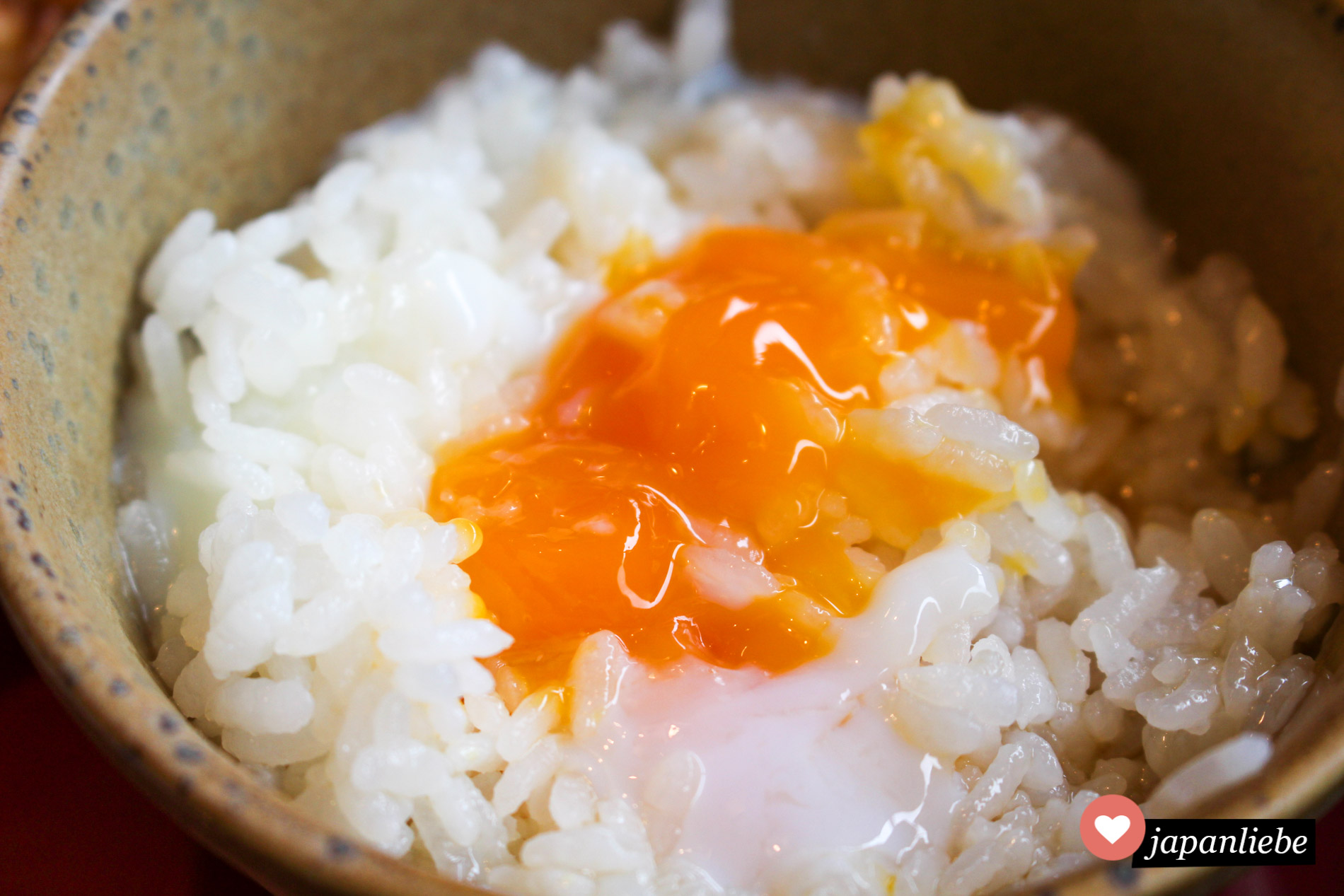 Für tamago kake gohan wird ein frisches Ei auf heißen Reis geschlagen und damit vermengt.
