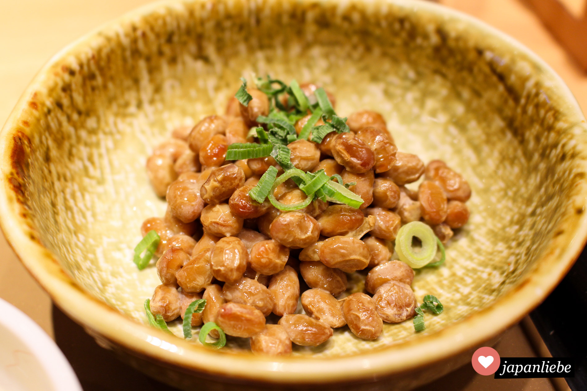 Ausländerschreck nattō: die vermentierten Sojabohnen schmecken lecker, wenn man den hefigen Geschmack mag. Geruch und Konsistenz sind eher gewöhnungsbedürftig.