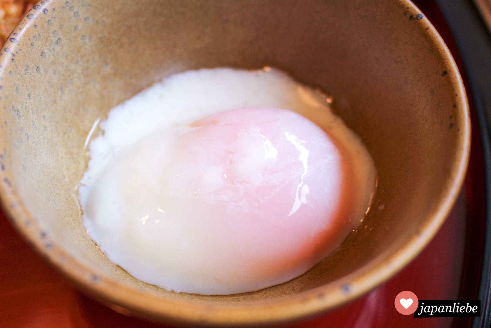 onsen-Eier werden auf den Punkt perfekt weich gekocht und dann über den Reis gegeben.