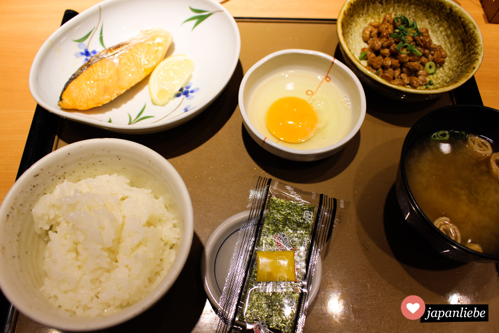 So kann ein einfaches, klassisches Frühstück in Japan aussehen: Reis, Fisch, Ei, nattō und Suppe.