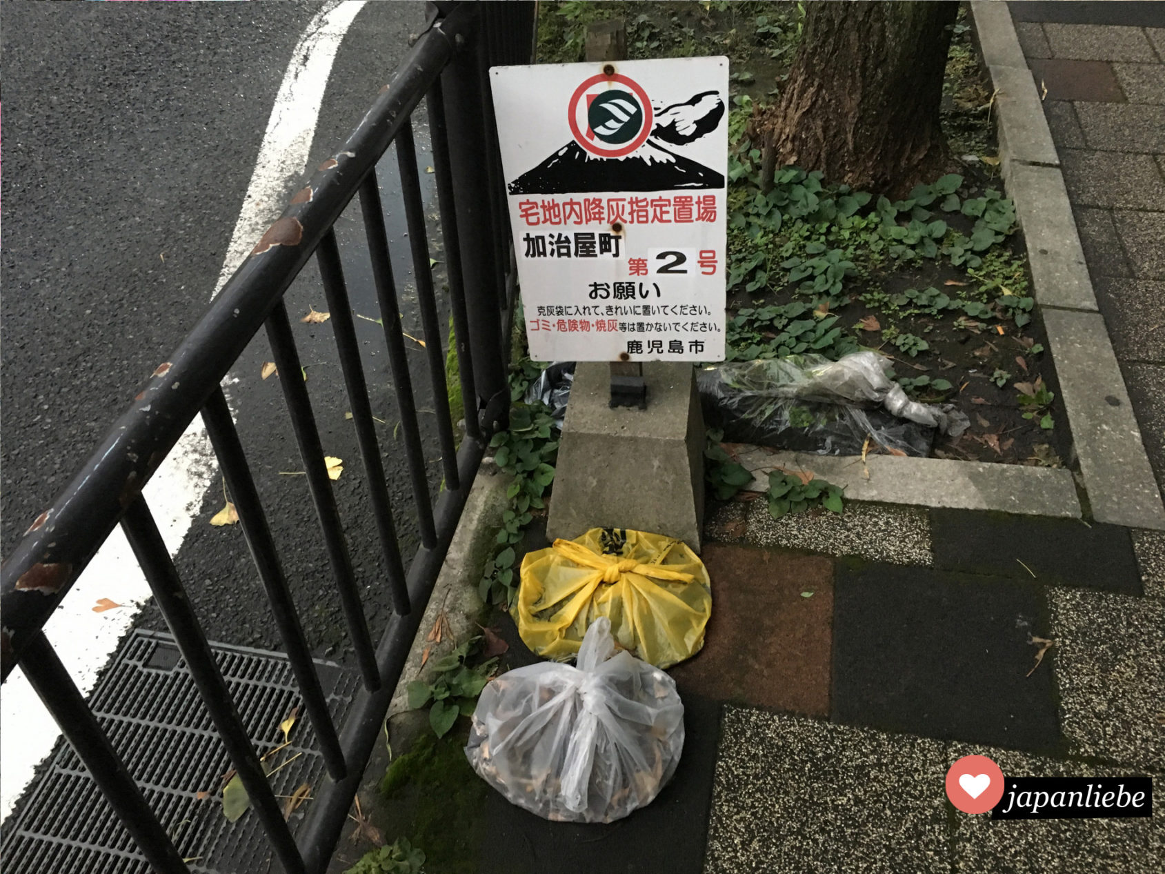 In Kagoshima gibt es Sammelstellen für Vulkanasche vom ständig aktiven Sakurajima.