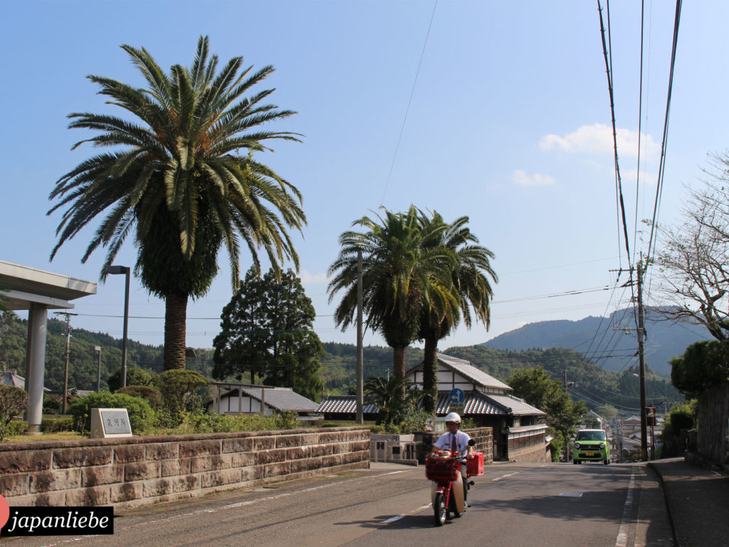 In Miyazaki, Japan gibt es überall Palmen und Postboten, die mit dem Motorrad ausliefern.