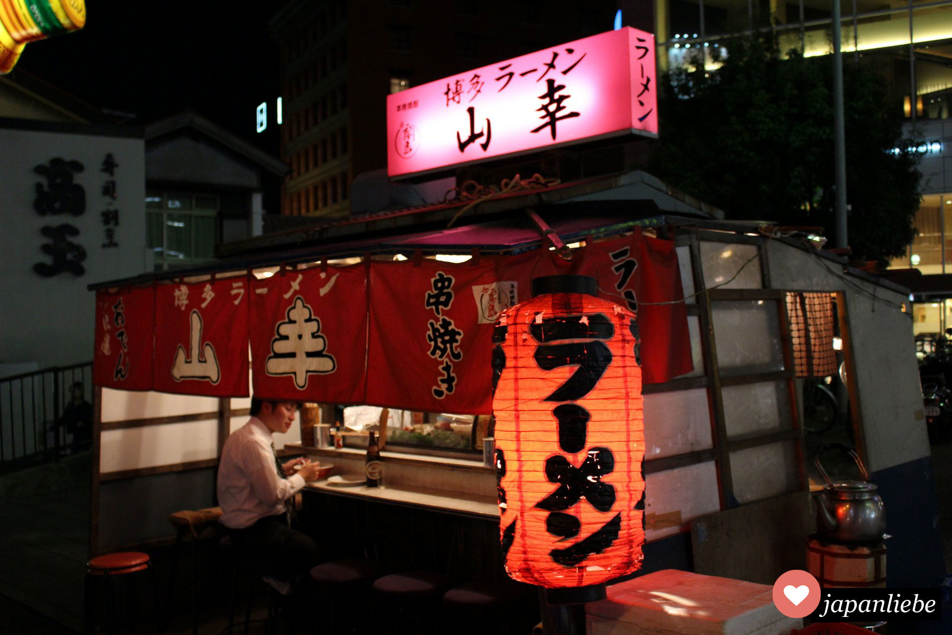 Eine yatai-Imbissbude in Fukuoka spezialisiert auf Ramen.