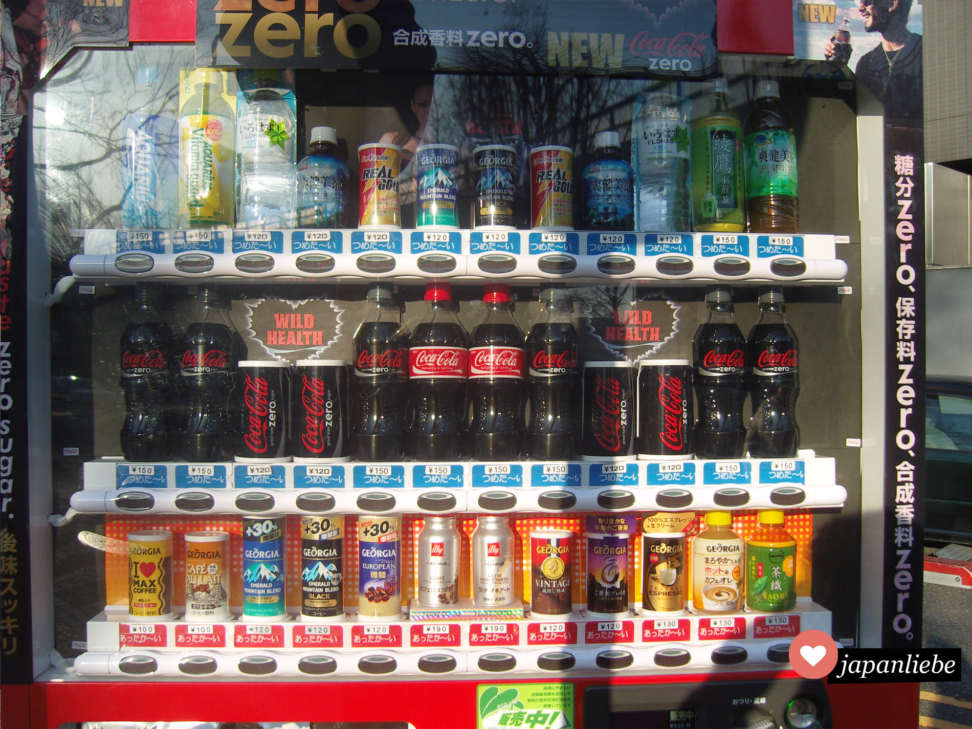 Ein typischer japanischer Getränkeautomat mit einer übergroßen Auswahl an Coca Cola.