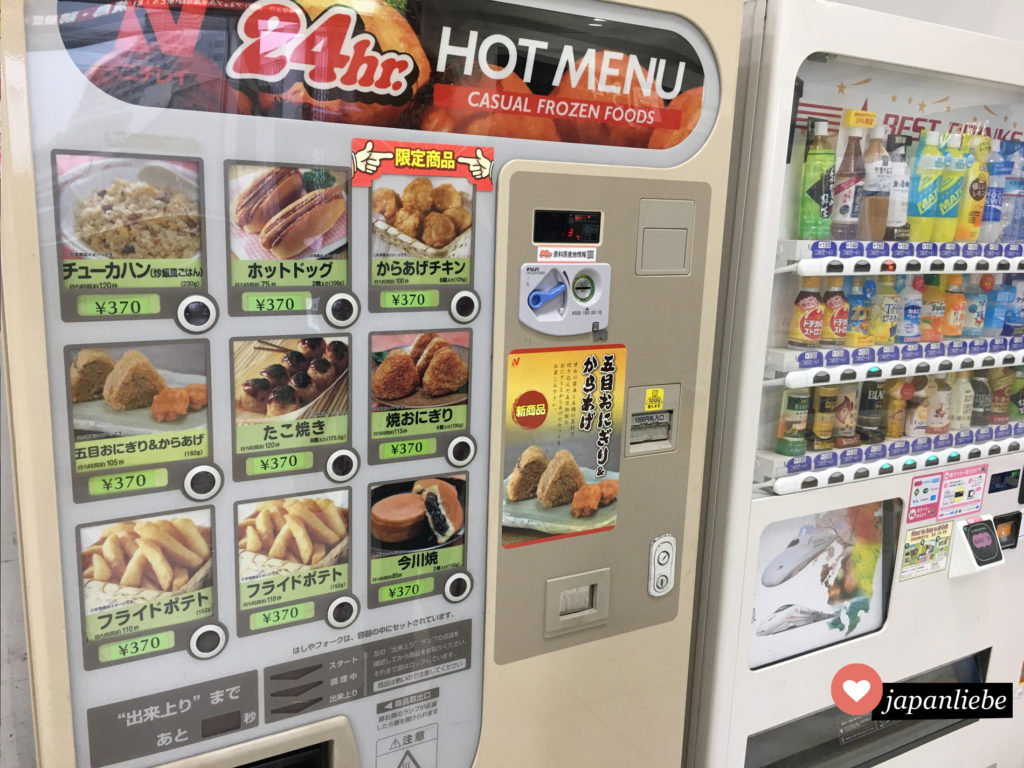 Am Bahnhof Kagoshima gibt es einen Automaten für tiefgekühlte Speisen, die frisch aufgewärmt werden.