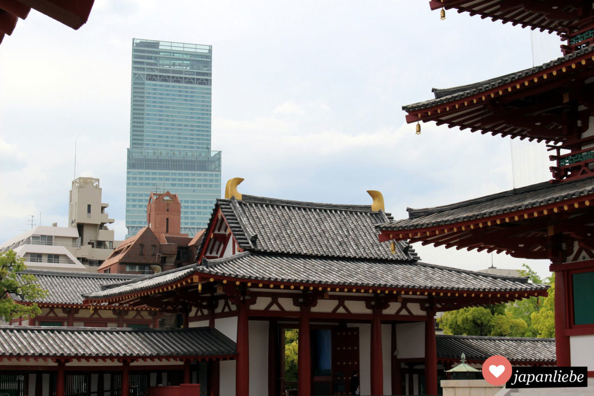Der Shittenoji Tempel in Osaka liegt mitten in der Stadt