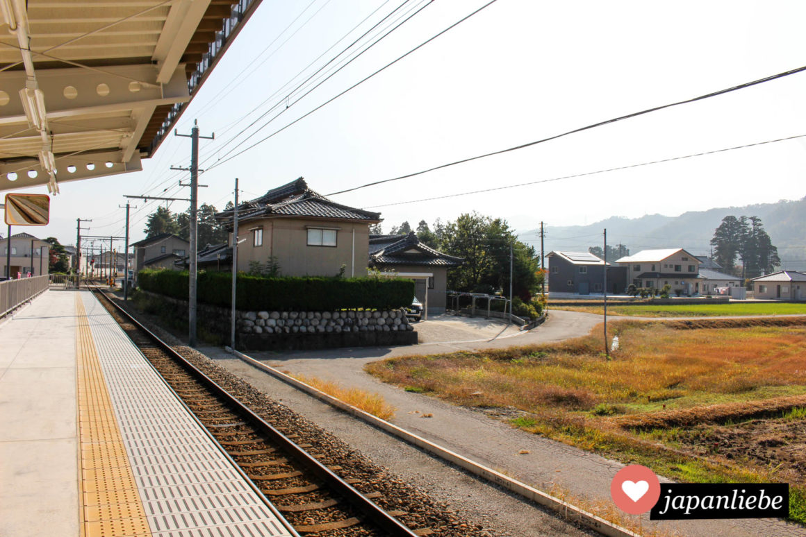 Am Bahnsteig des Bahnhof Shin-Kurobe. Neben der großen Shinkansenstation steht man plötzlich an einem Mini-Bahnhof.