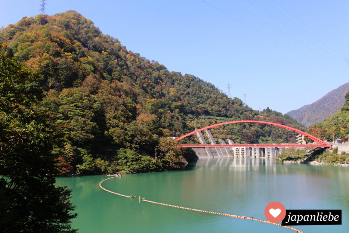 Viele Brücken spannen sich über die Kurobe-Schlucht.