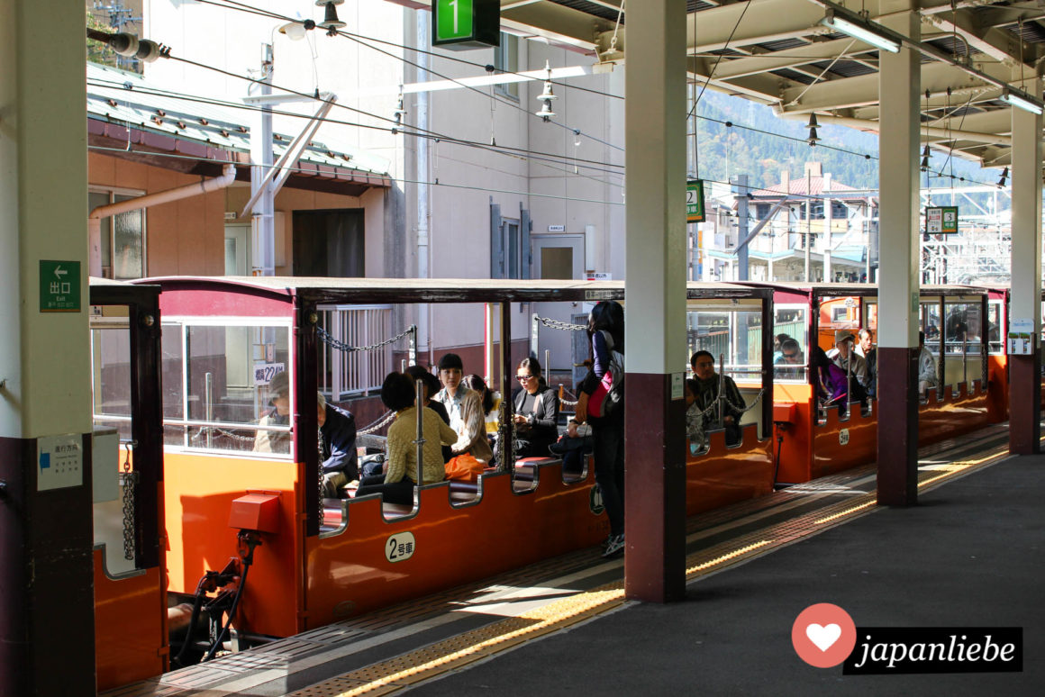 Die meisten Wägen der Kurobe-Schlucht Eisenbahn sind offen. Nummern markieren in welchen Wagen man sich setzen muss.