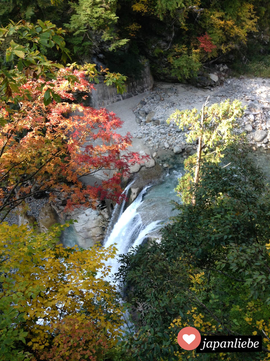 Ein Wasserfall. Landschaftlich ist es in der Kurobe-Schlucht wunderschön.