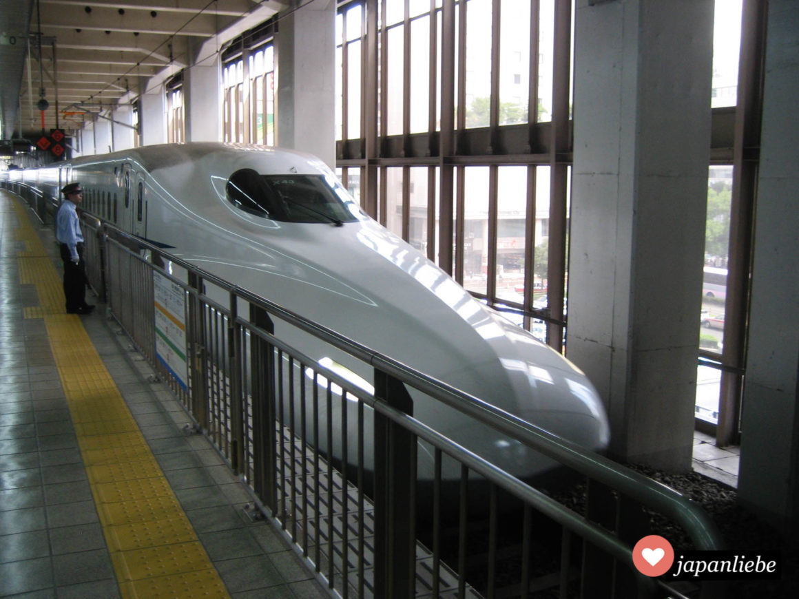 Eine japanischer Shinkansen Schnellzug wartet auf die Abfahrt.