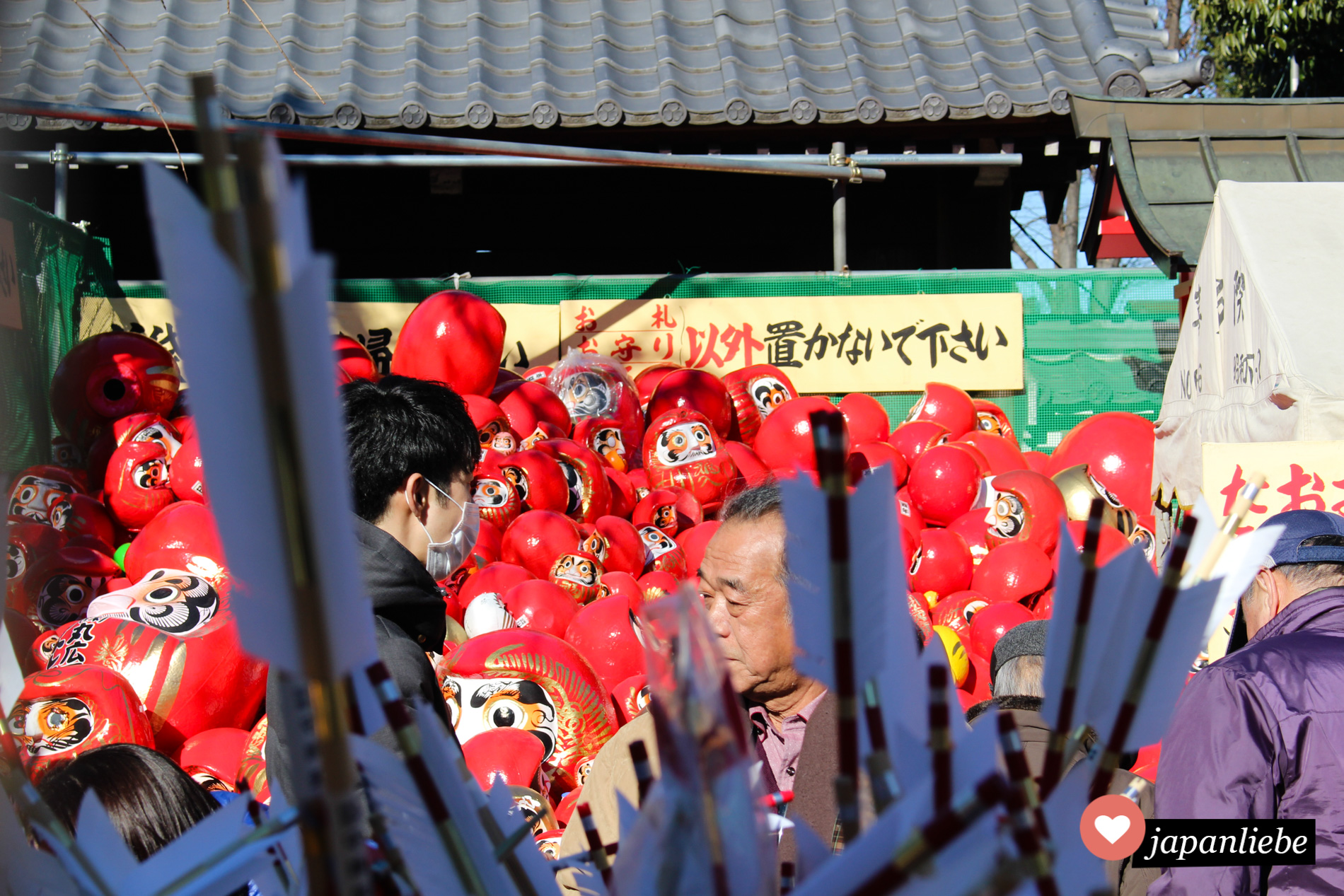 Am Kitain Tempel in Kawagoe türmen sich nicht mehr gebrauchte Daruma.
