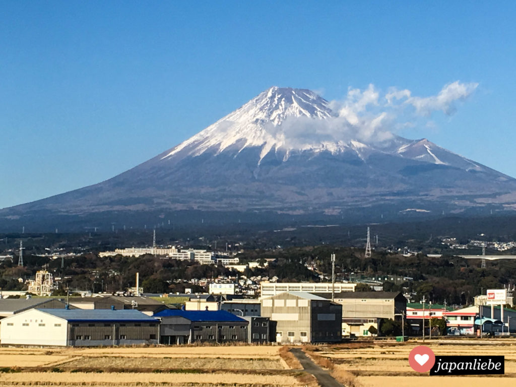 Der Fuji, Japans Wahrzeichen, vom Fenster des Shinkansen-Schnellzugs aus fotografiert.
