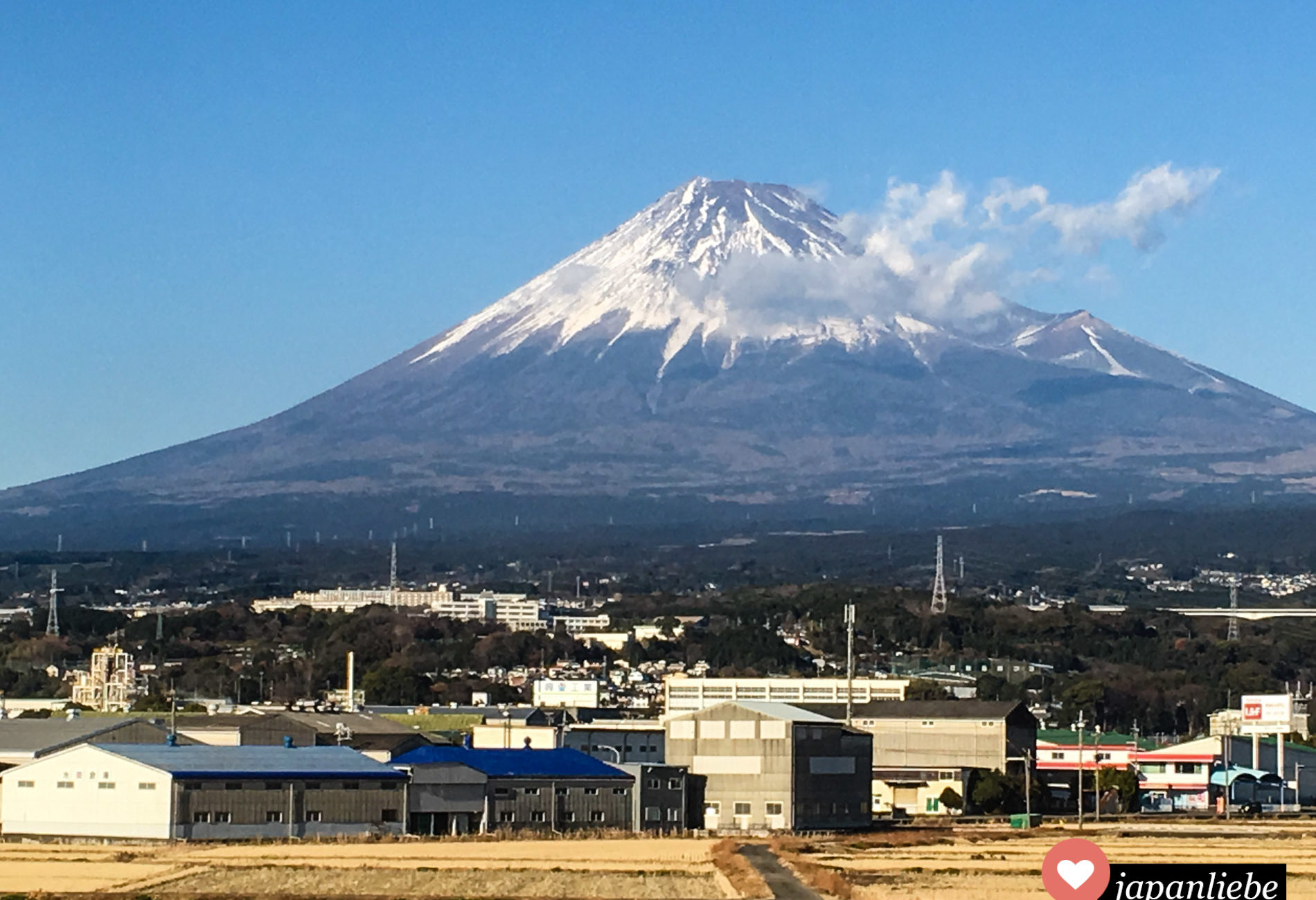 Der Fuji, Japans Wahrzeichen, vom Fenster des Shinkansen-Schnellzugs aus fotografiert.