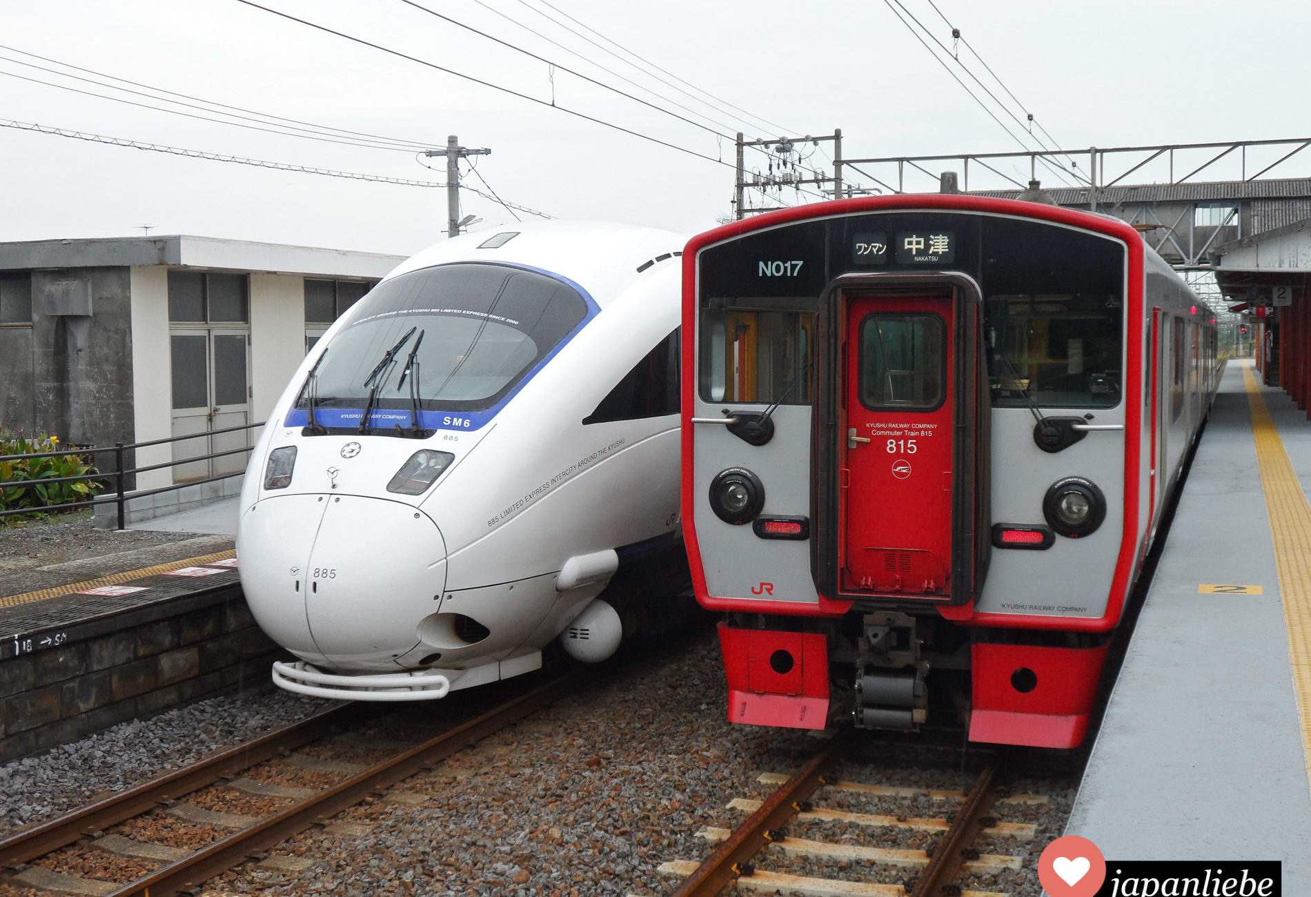 Ein japanischer Regionalexpress und eine Bummelbahn nebeneinander.