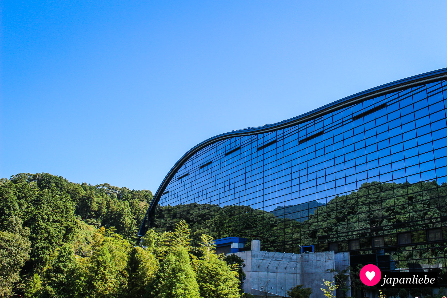 Das Nationalmuseum von Kyūshū sieht ein bisschen aus, als wäre ein Ufo in der idyllischen Landschaft gelandet.