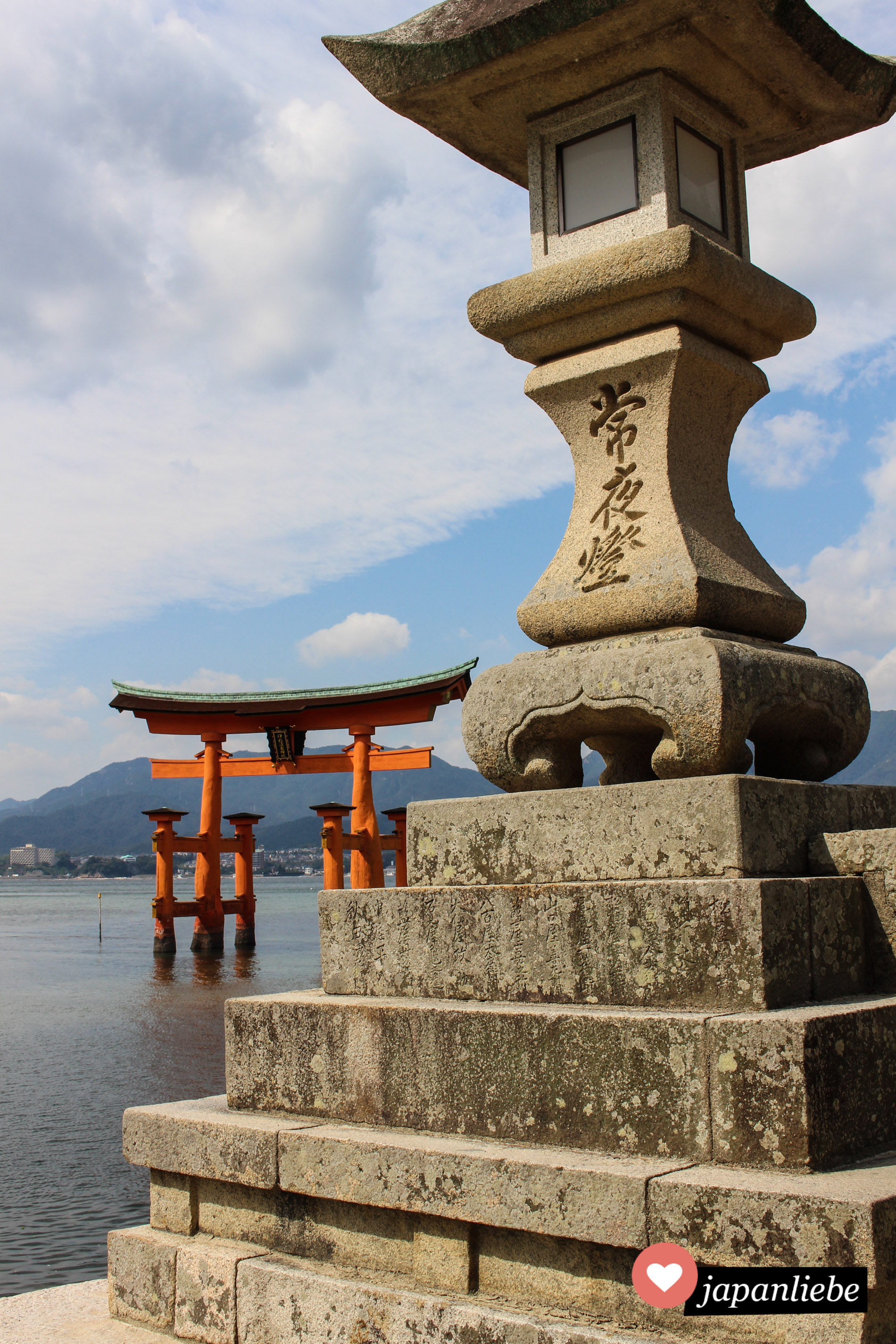 Es gibt kaum ein bekannteres Schreintor als das torii im Meer vor dem  Itsukushima Schrein auf Miyajima.