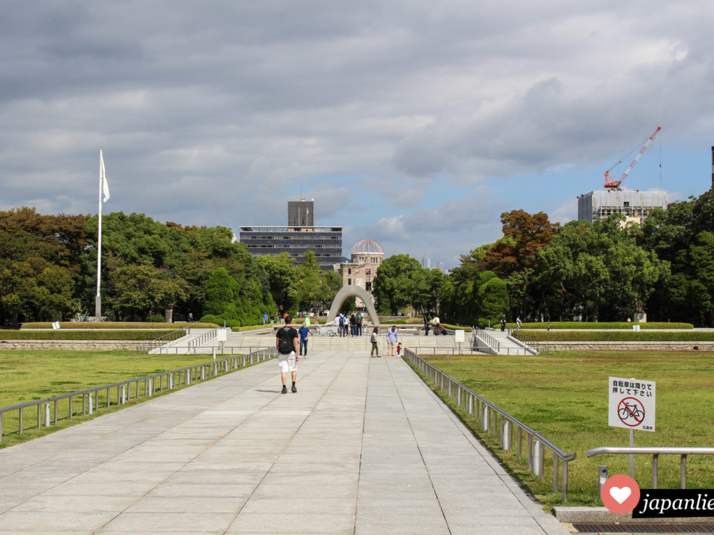 Blick vom Hiroshima Peace Park auf den A-Bomb Dome im Hintergrund.