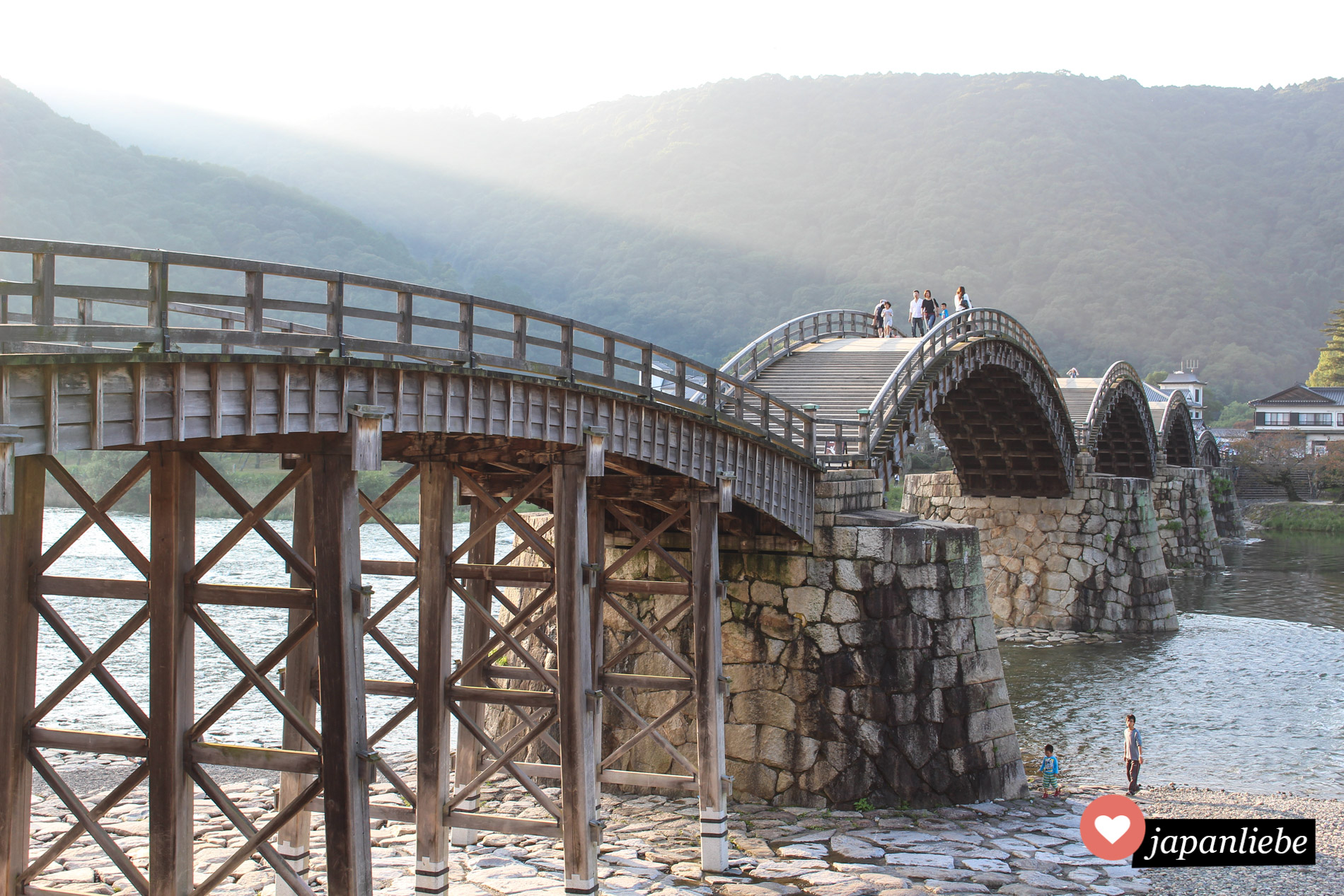 Eine traditionelle, japanische Holzbogenbrücke in Iwakuni.