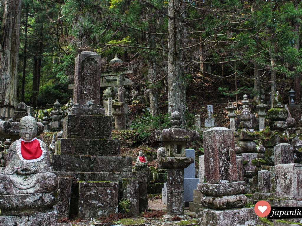 Figuren und Grabmäler auf dem Okunoin Friedhof auf dem Koya-san.