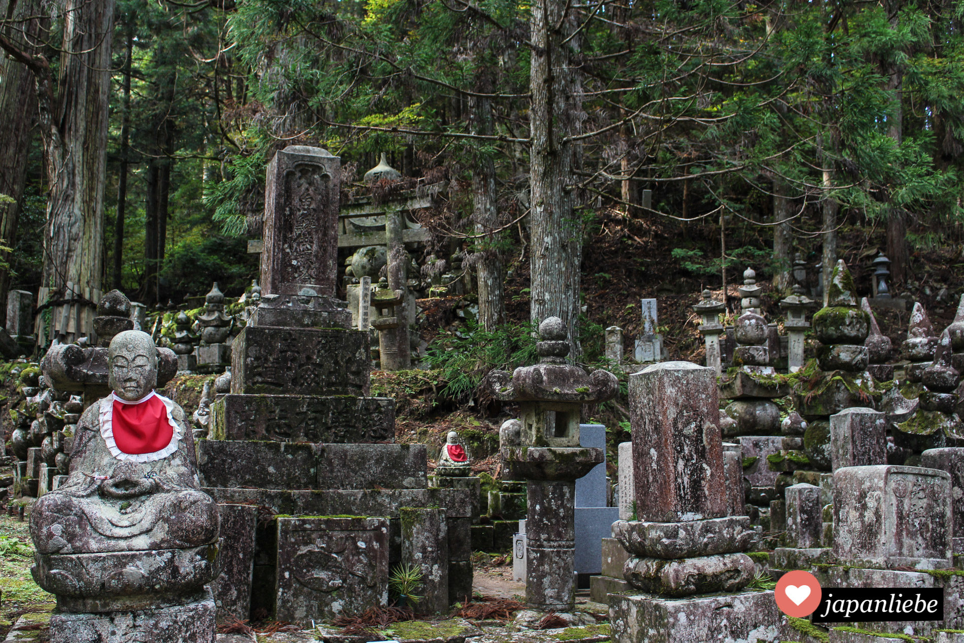 Figuren und Grabmäler auf dem Okunoin Friedhof auf dem Koya-san.