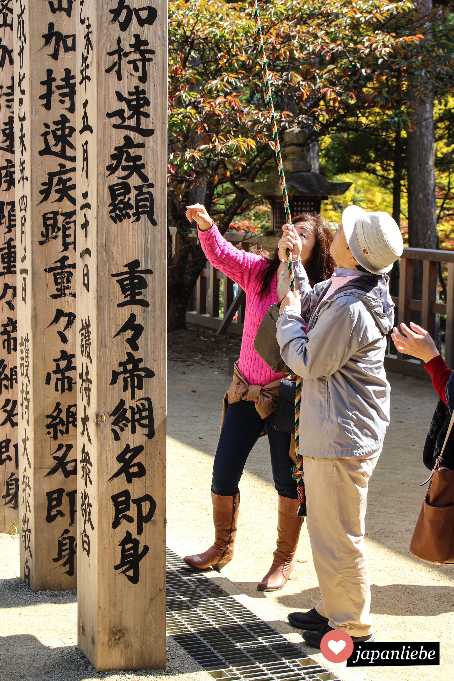 Beten to go: Auf dem Koya-san reicht es an einem Tempel die Seile zu berühren, man muss nicht in das Innere des Tempels.