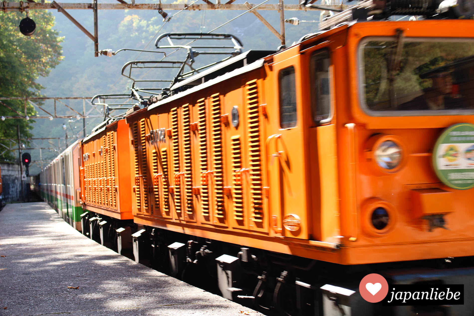 Mit einer kleinen Eisenbahn names Torokko geht es in die Kurobe Schlucht.