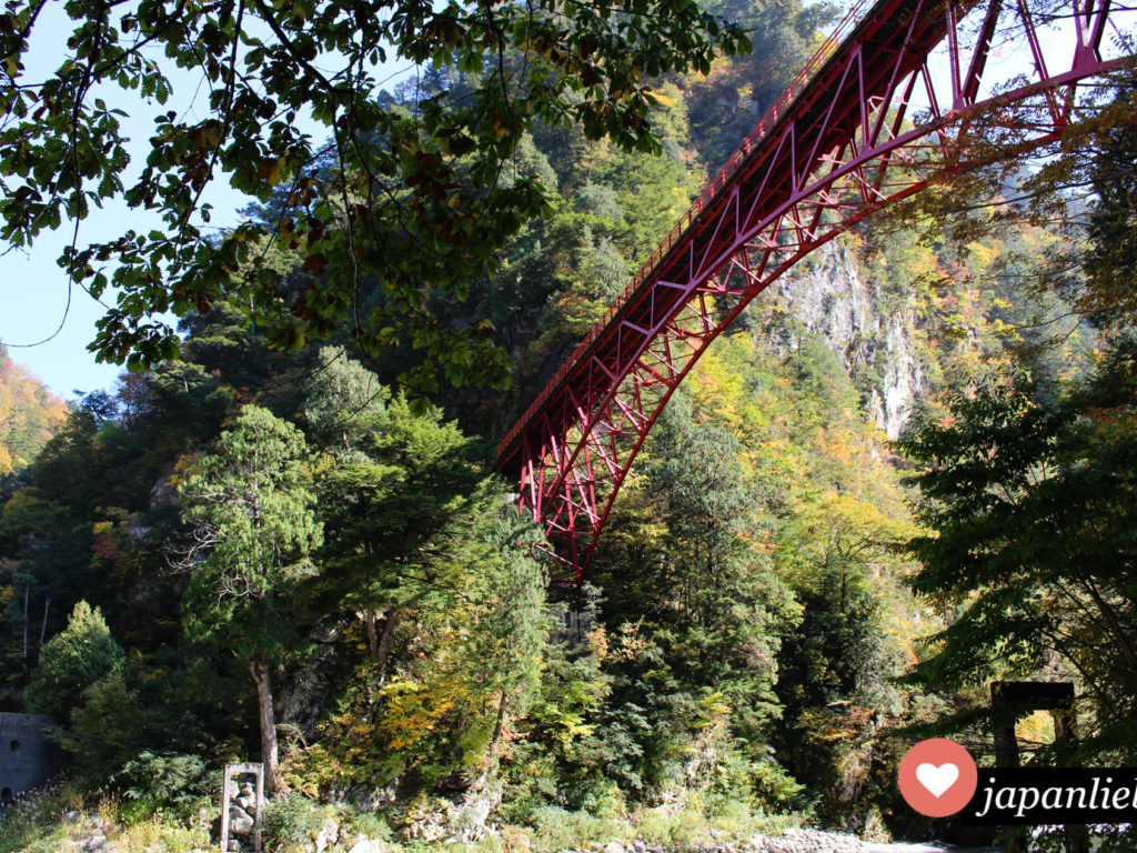 Die rote Keiyakidaira Brücke in der Kurobe Schlucht.