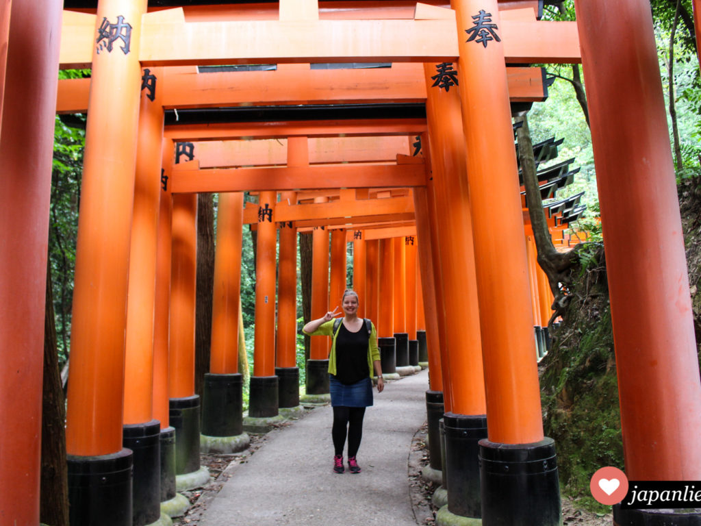 Schnappschuss von mir unter den Toren des Fushimi Inari Schreins in Kyōto.