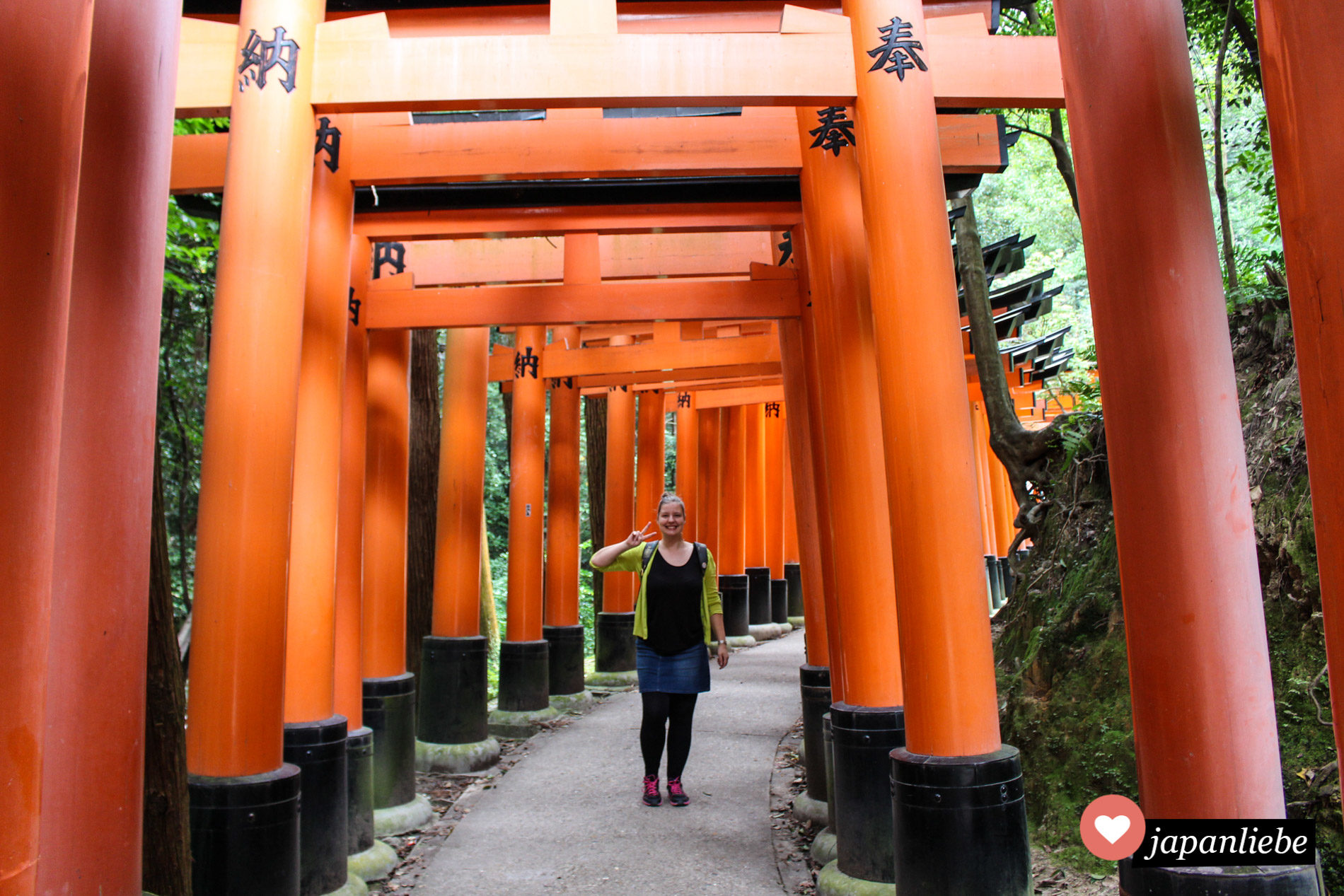 Schnappschuss von mir unter den Toren des Fushimi Inari Schreins in Kyōto.