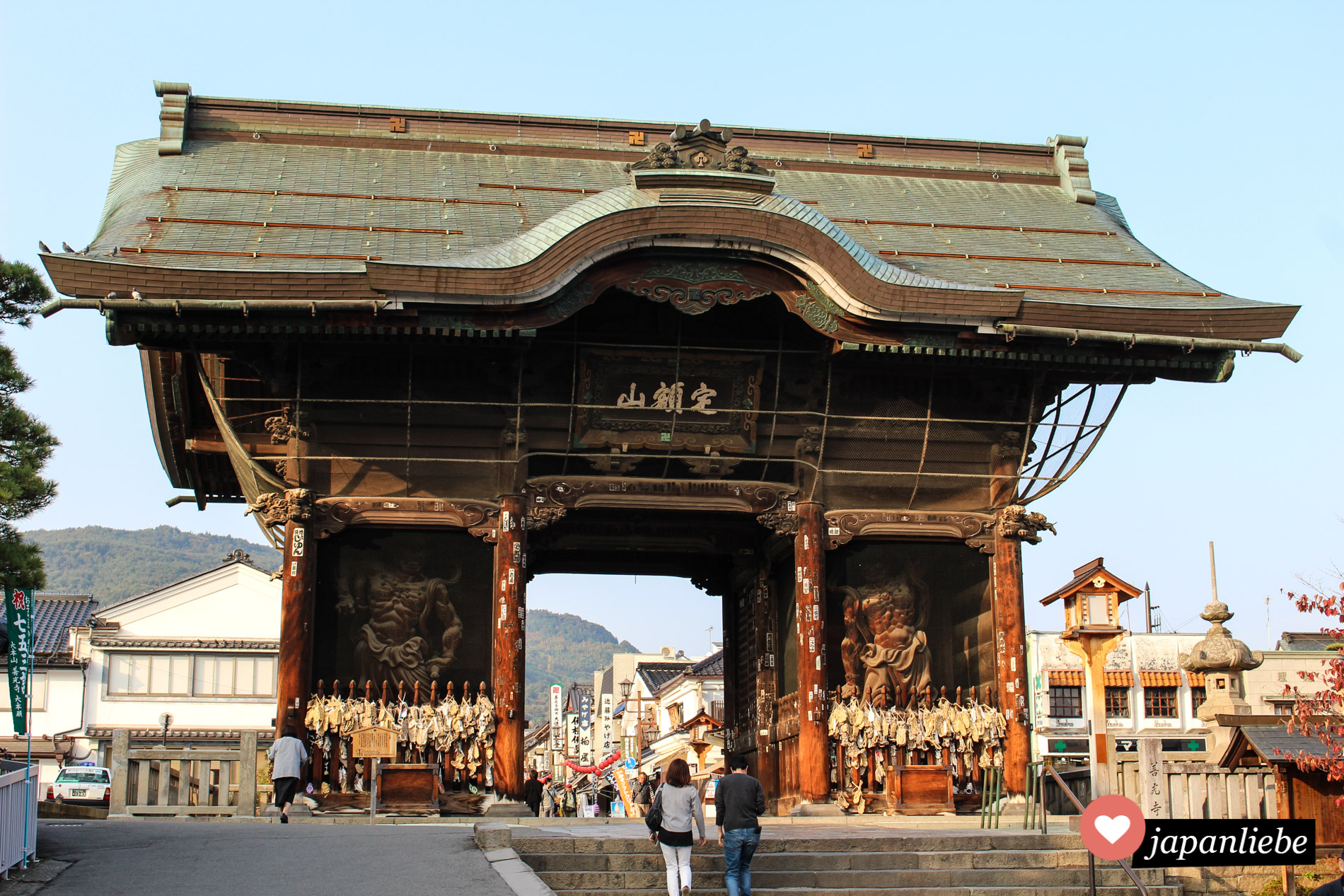Das Tor zum Zenkoji Tempel in Nagano.