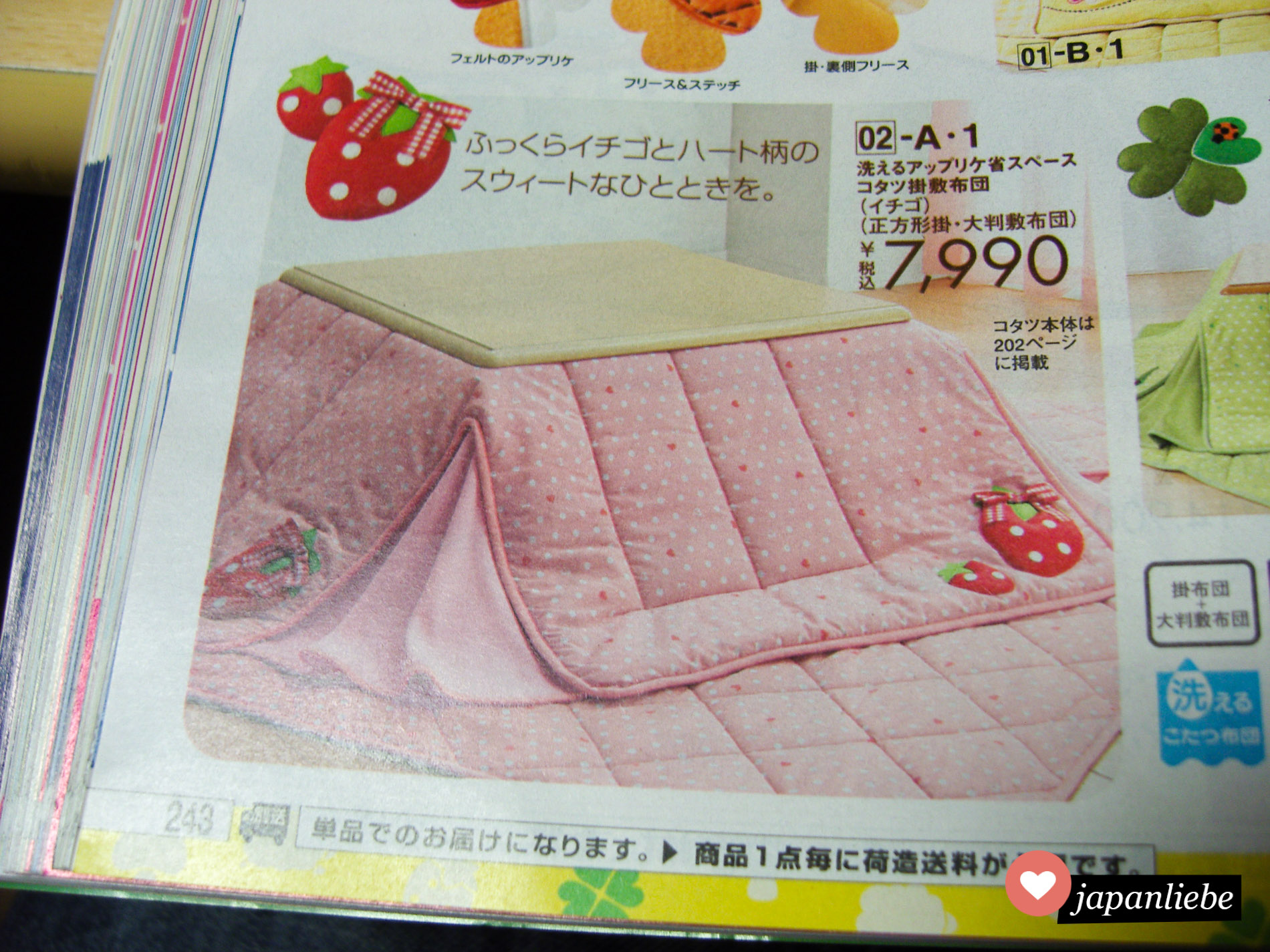 In einem Katalog wird ein niedlicher, rosa kotatsu mit Erdbeerenmuster beworben.