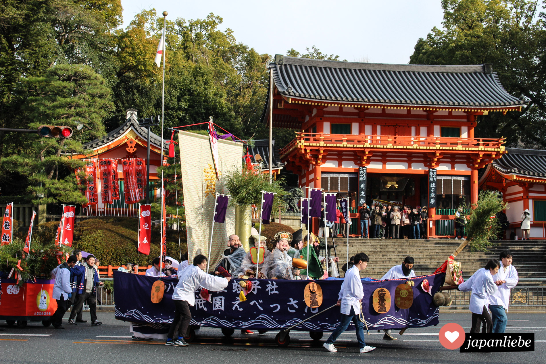 Bei einem Matsuri in Kyoto werden die sieben Glücksgötter in einem Schiff durch die Stadt gezogen.
