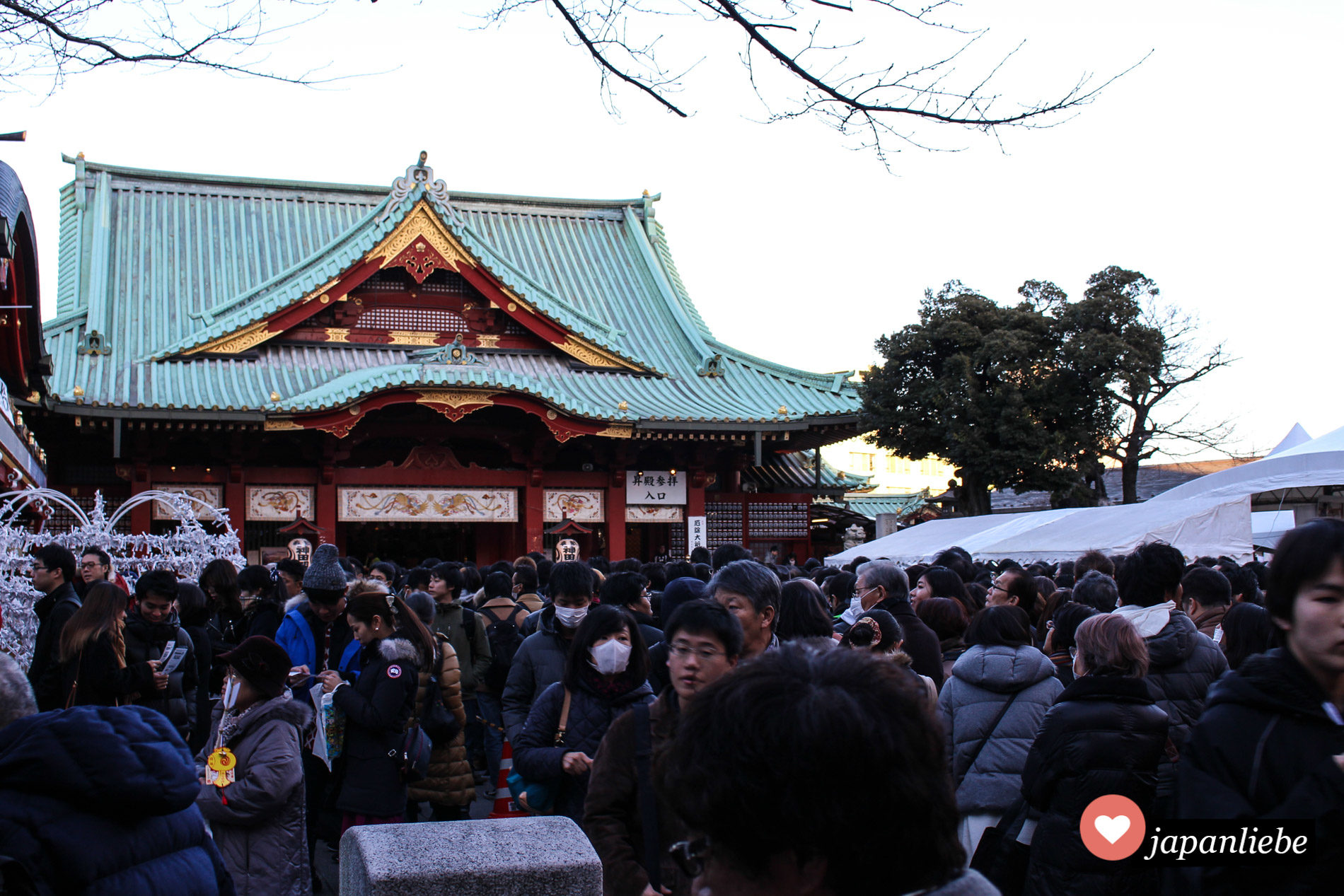 Bei einem Matsuri drängen sich die Menschenmassen am Kanda-myōjin Schrein in Tōkyō.