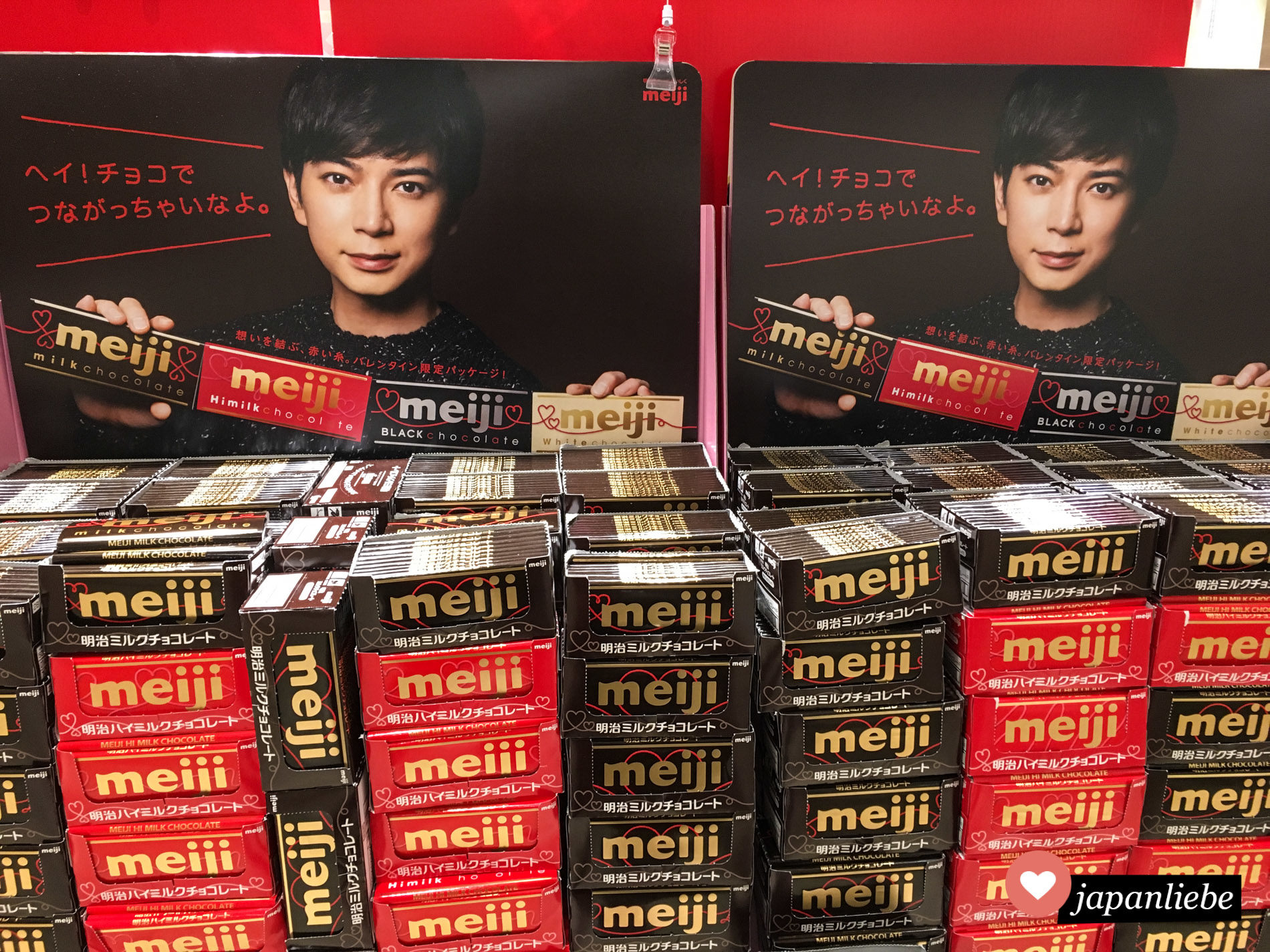 Im Supermarkt wird vor allem vor dem Valentinstag Meiji Schokolade mit ausladenden Displays beworben.
