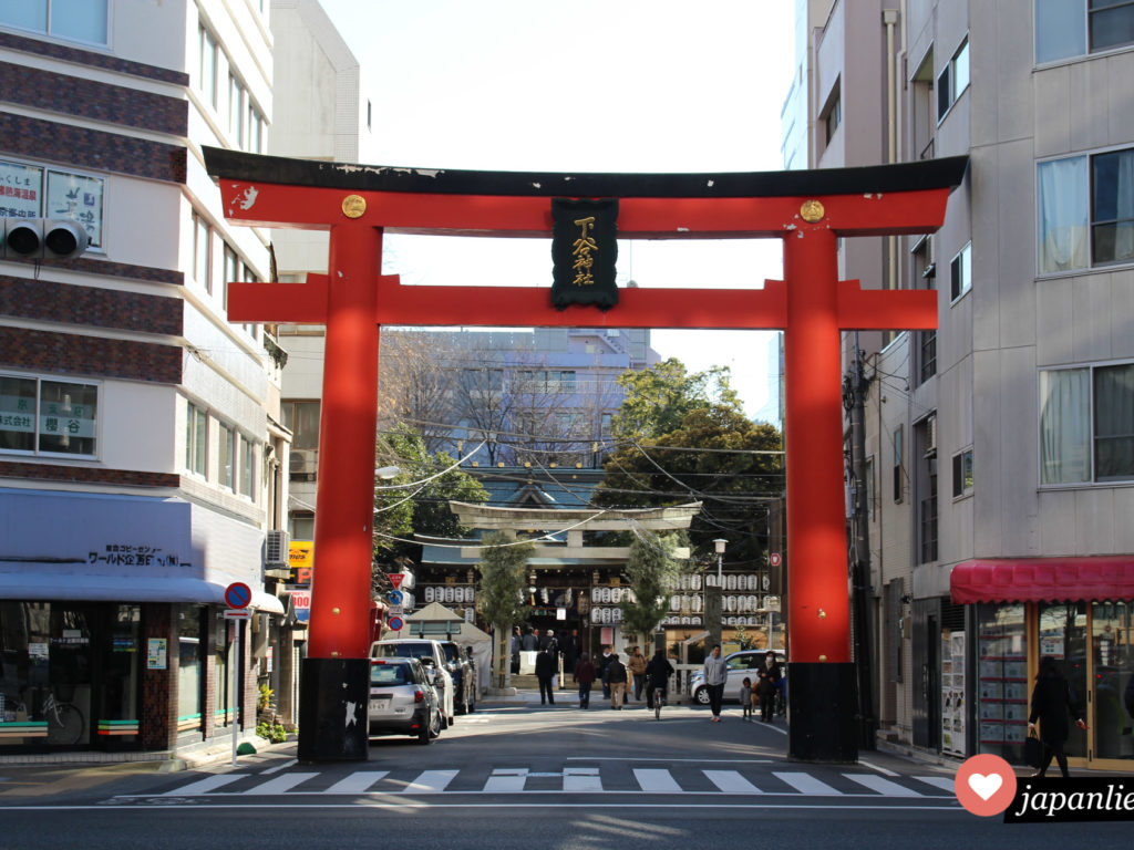 Das Torii des Shitaya Schreins mitten im Stadtteil Ueno in Tokio.