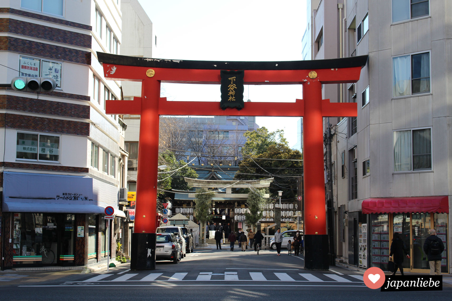 Das Torii des Shitaya Schreins mitten im Stadtteil Ueno in Tokio.
