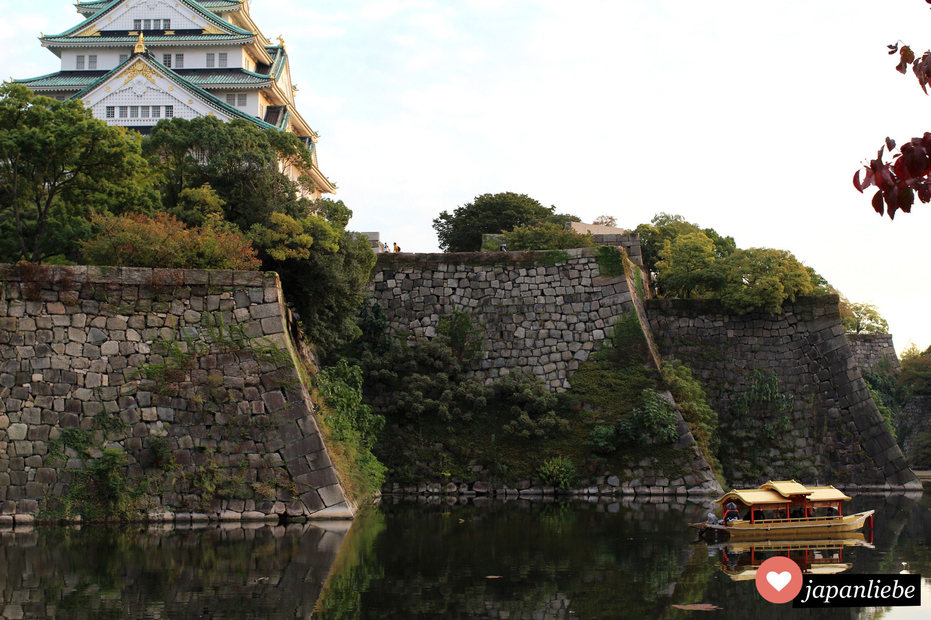 Ein Dschunke im Burggraben von Ōsaka