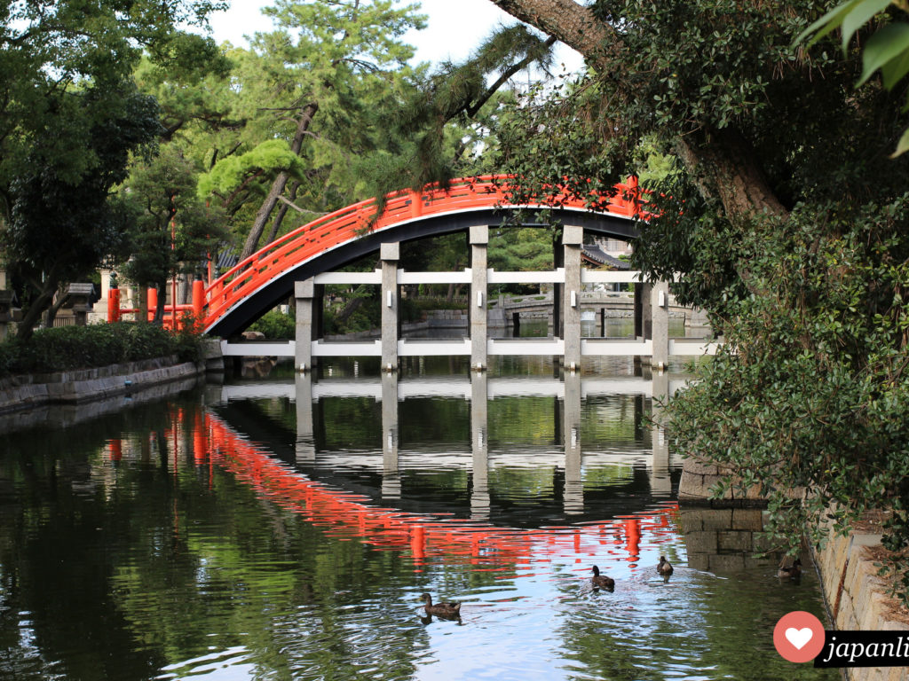 Die wunderschöne Sorihashi Brücke am Sumiyoshia Taisha Schrein in Ōsaka spiegelt sich im Wasser.
