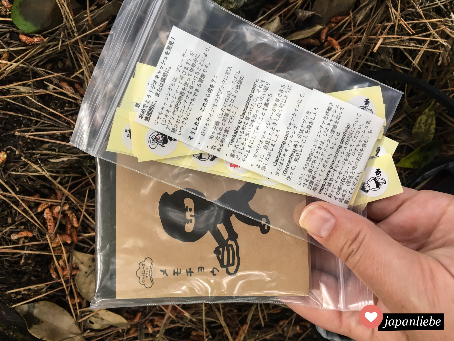 Das war drin in der Geocache-Dose: Anleitung, ein Notizblock als Logbuch und Sticker.