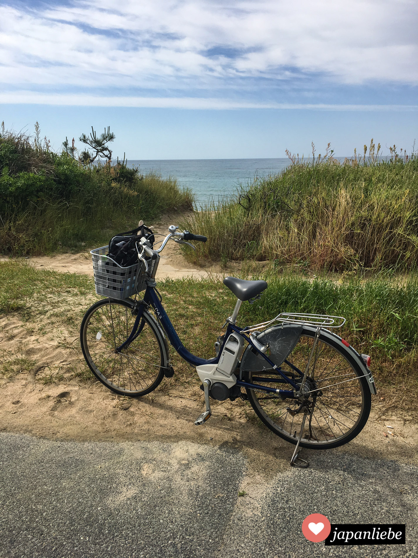 Mein geliehenes E-Bike steht am Strand von Iwami. Toller kann man Japan nicht erkunden.