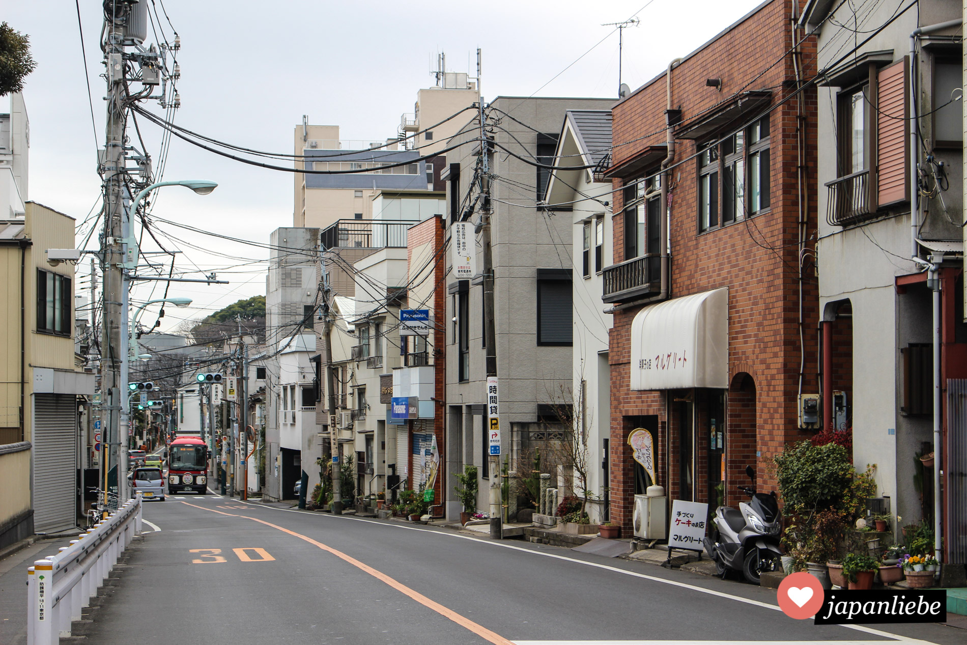 Ist man mal abseits (auch nur ein kleines Stückchen reicht) der Touristen-Highlights unterwegs, sieht Tokio gleich ganz anders aus.