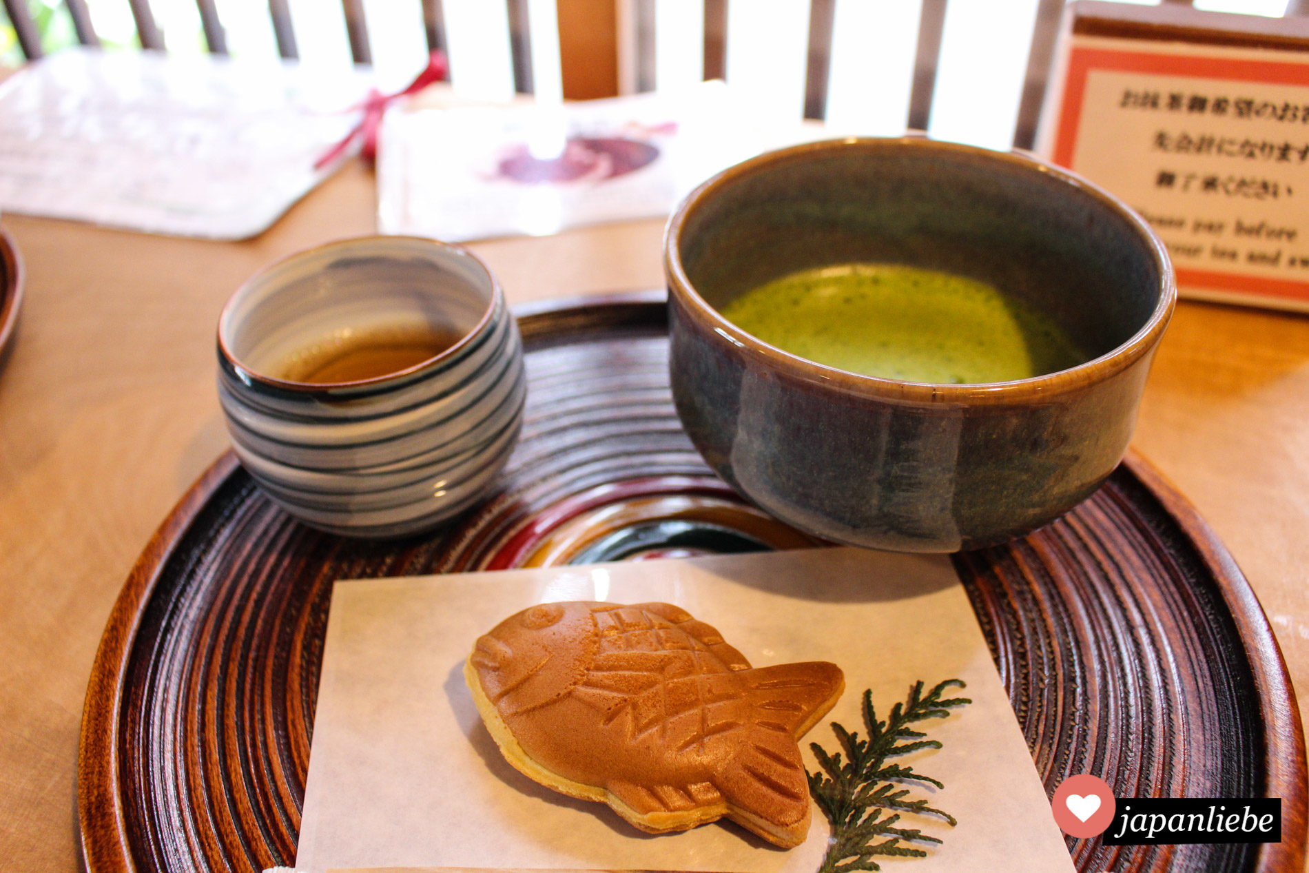 Ein Set bestehend aus Tee und japanischer Süßigkeit (wie hier Taiyaki) sollte man sich bei Tourindou unbedingt gönnen.